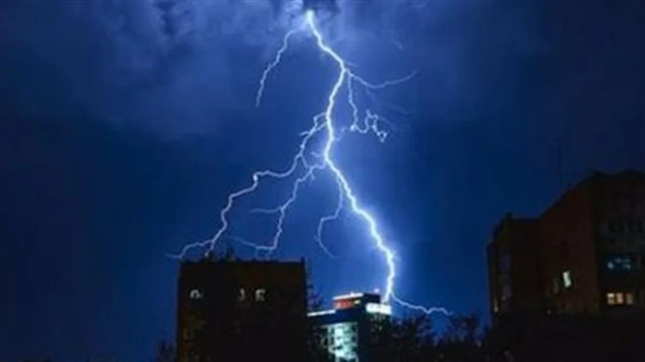 تحذير جوي.. تحركات حادة للبرق وموعد انكسار الموجة الحارة المتوقعة خلال ساعات